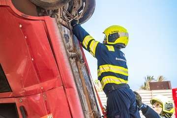 Los Bomberos de Gran Canaria se estrenan con un vehículo en vertical en el Encuentro Nacional de Rescate en Accidentes de Tráfico/TA.